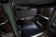 Innenraum hinten mit Waffentresor