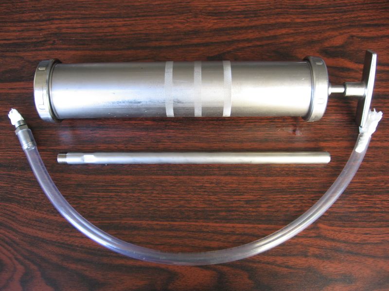 Datei:LP Helfer Hand-Oelpumpe.jpg