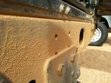 Der Sand nimmt das ganze Fahrzeug ein.