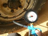 Vor der Fahrt in die Wüste den Luftdruck reduzieren.